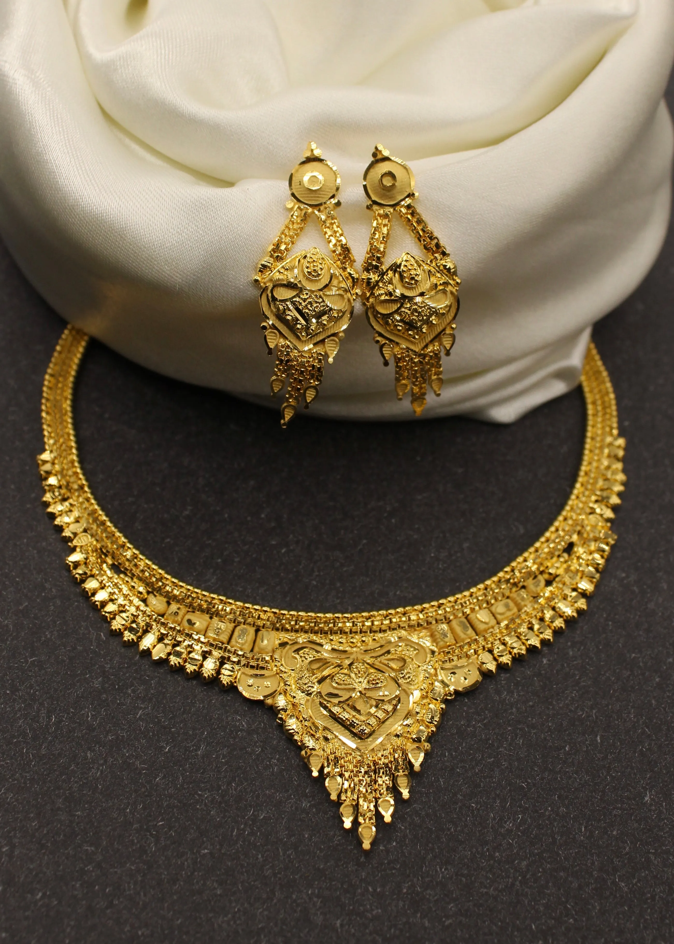 DELICATE GOLD PLATED NECKLACE