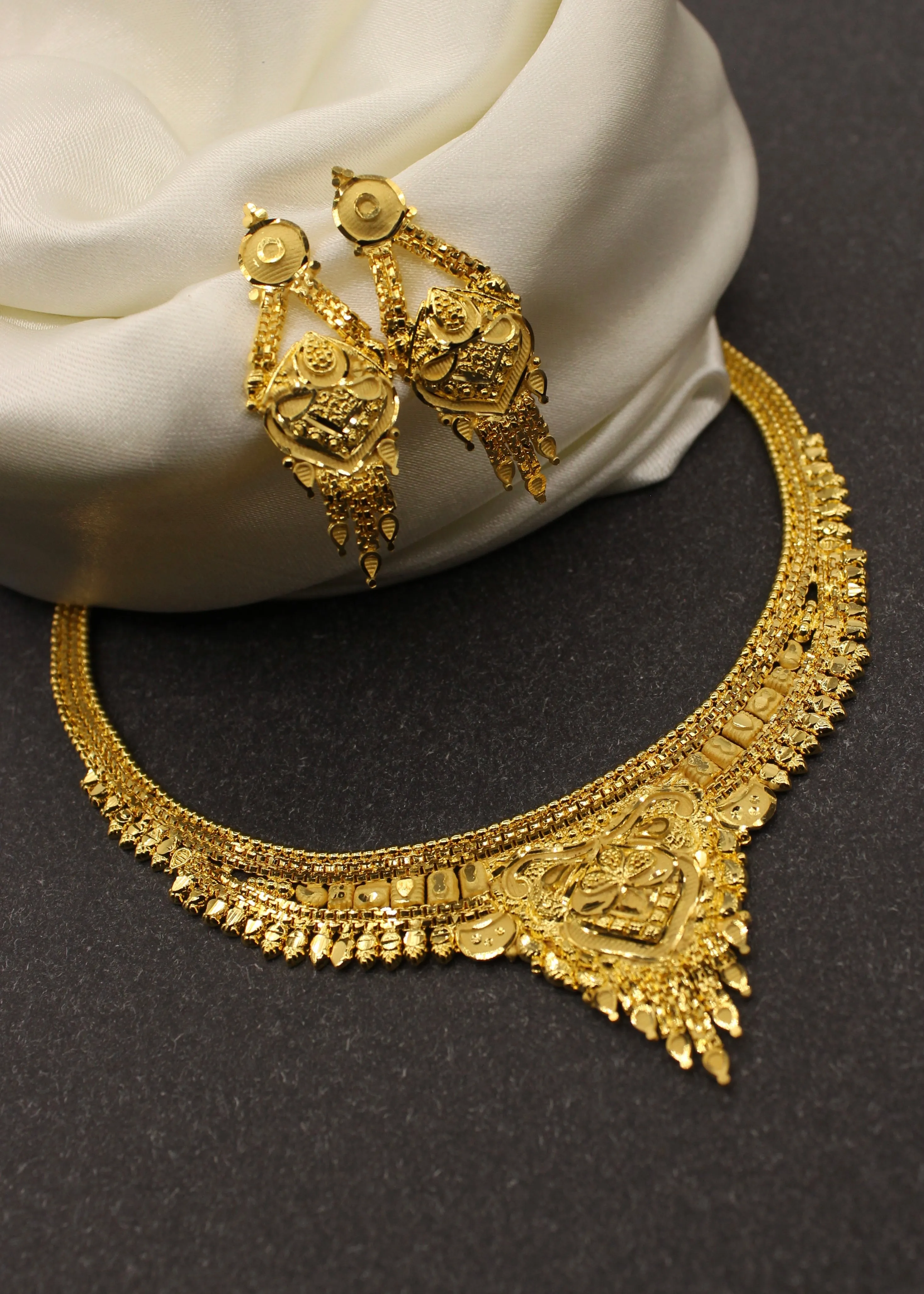 DELICATE GOLD PLATED NECKLACE